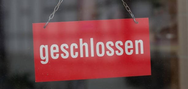 rotes Schild mit der Aufschrift geschlossen